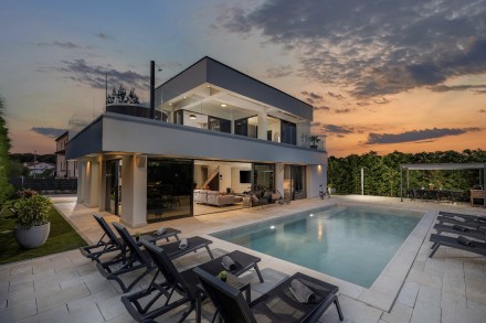 SURROUNDINGS OF UMAG: SMART HOME VILLA WITH HEATED POOL