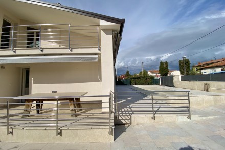 Hiša visoke kakovosti z dvema stanovanjskima enotama in bazenom v Umagu (01331)