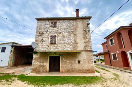Kamena kuća u okolici Umaga sa prostranom okućnicom od preko 600m2. (01358)