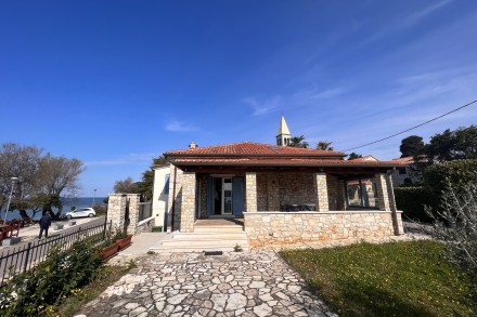 Продаётся прекрасный дом с прекрасным средиземноморским садом, расположенный в первом ряду у моря!! (01356)